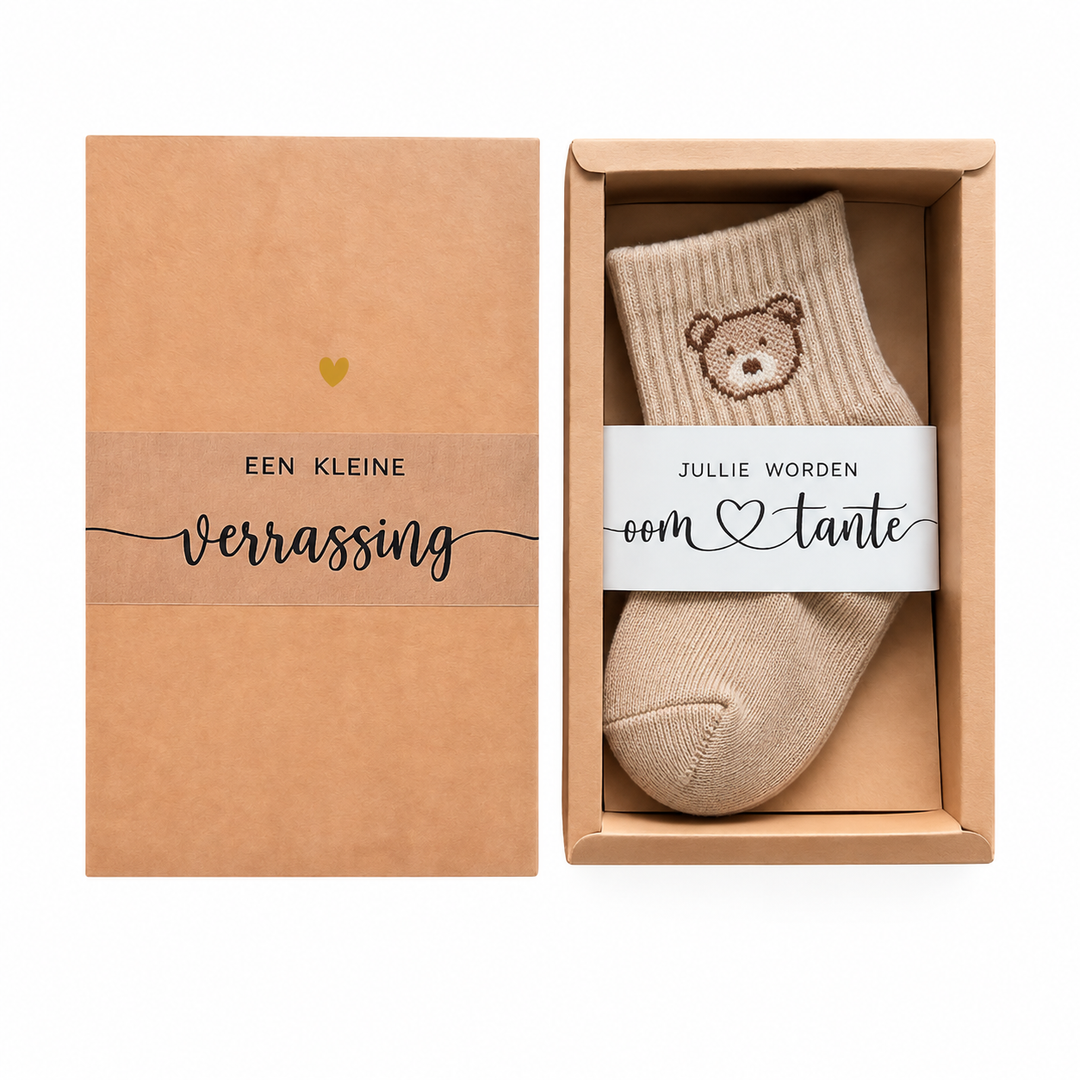 Zwangerschapsaankondiging voor oom en tante met babysokjes in cadeau­doosje