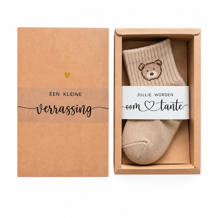 Zwangerschapsaankondiging voor oom en tante met babysokjes in cadeau­doosje