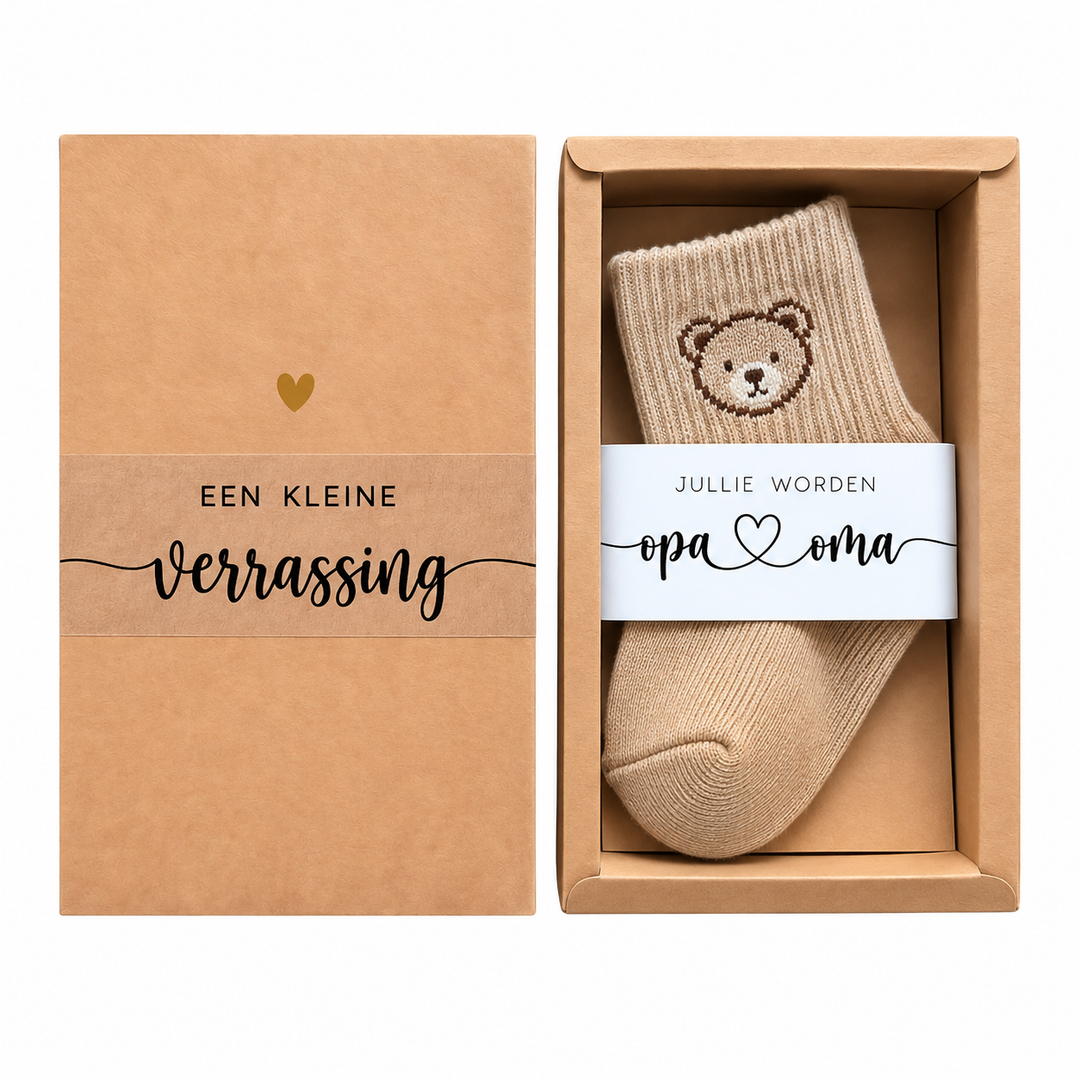 Zwangerschapsaankondiging voor opa en oma met babysokjes in cadeau­doosje
