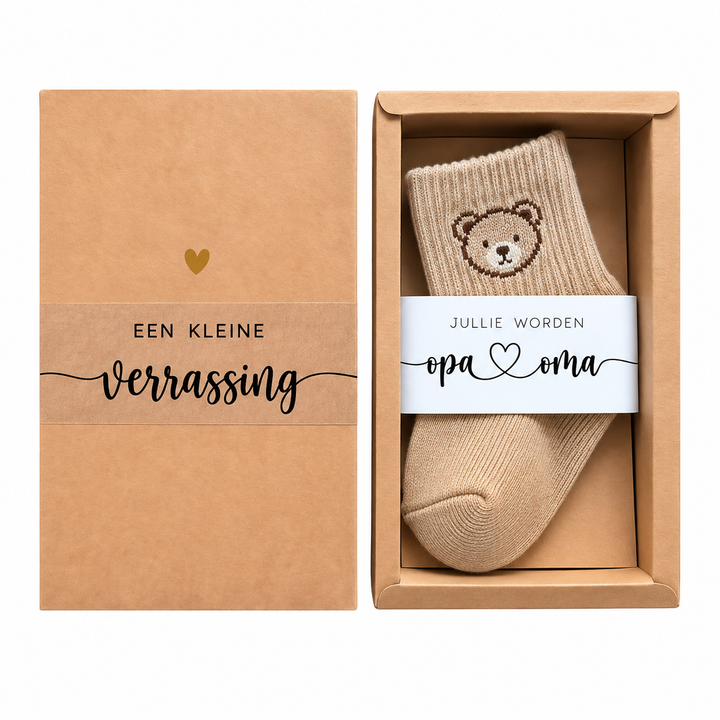 Zwangerschapsaankondiging voor opa en oma met babysokjes in cadeau­doosje
