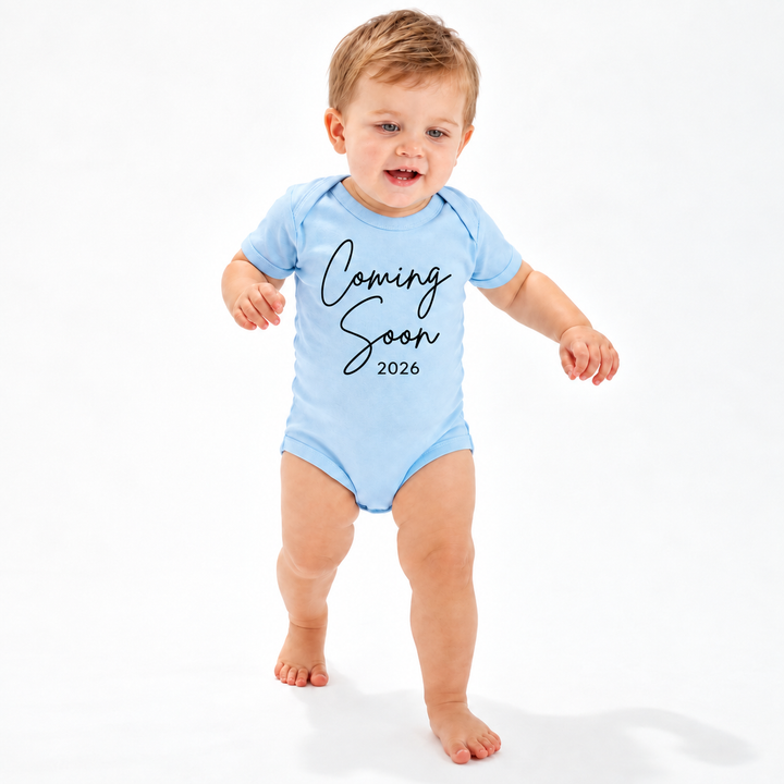 Blauw zwangerschapsaankondiging rompertje met Coming Soon 2026 gedragen door baby.