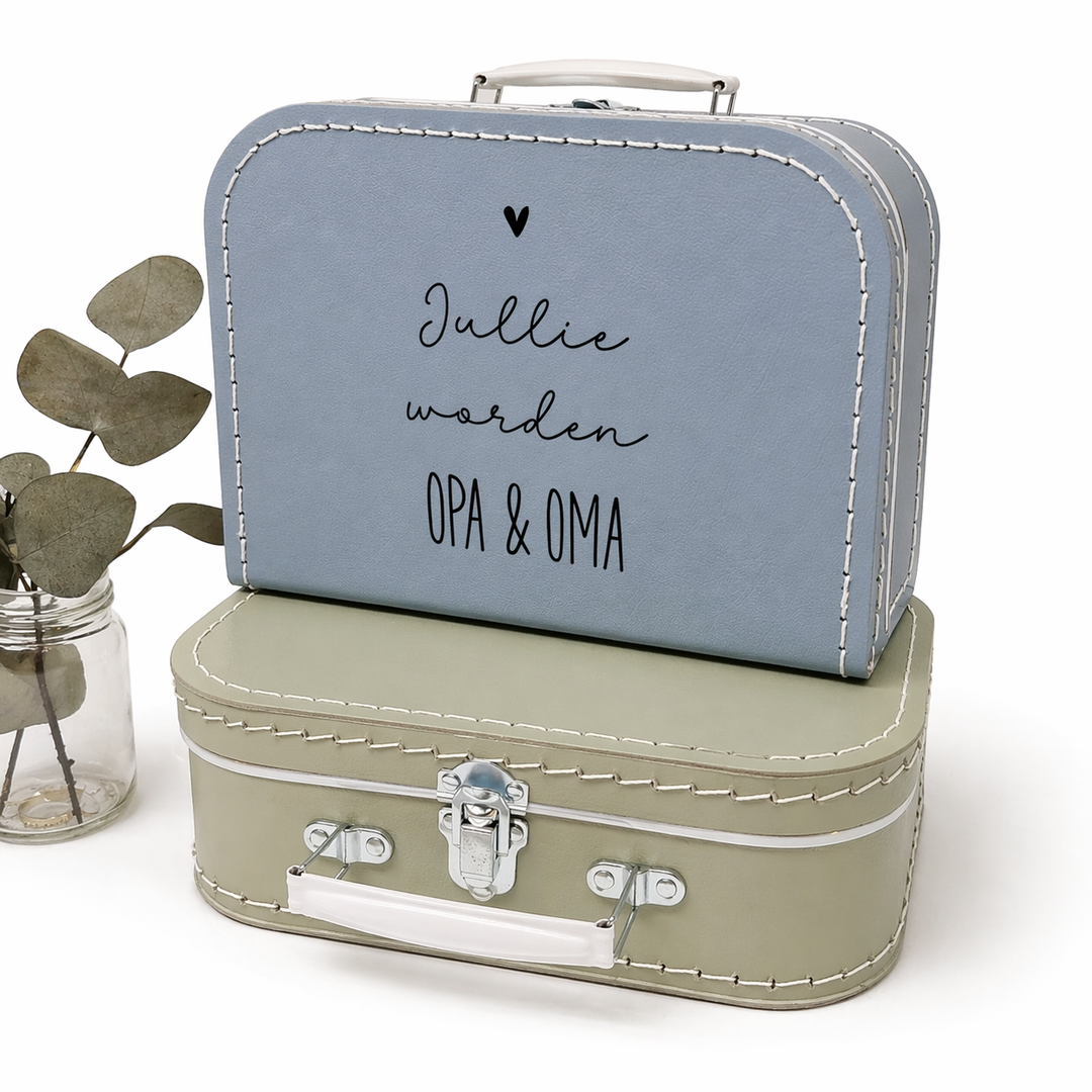 grijsblauw zwangerschapsaankondiging koffertje “jullie worden opa & oma” met stapel koffertjes, handgemaakt en personaliseerbaar