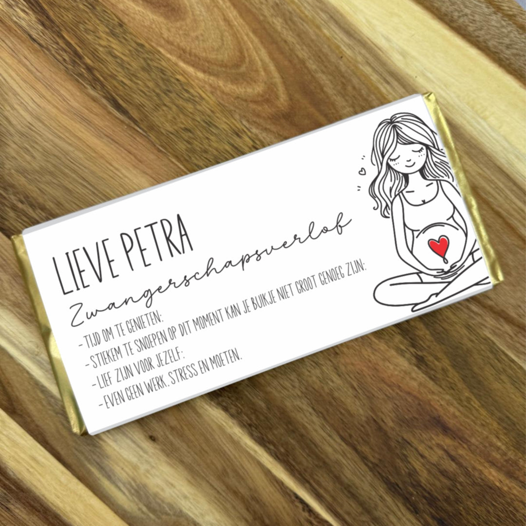 Voorzijde van Fairtrade melkchocolade reep 200 gram met zwangerschapsverlof wikkel met standaard tekst en gepersonaliseerd met naam, brievenbus cadeautje