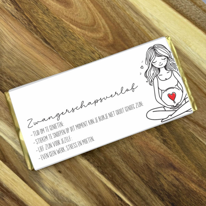 Voorzijde van zwangerschapsverlof chocoladereep 200 gram Fairtrade melkchocolade met alleen de standaard tekst op de wikkel, brievenbus cadeau