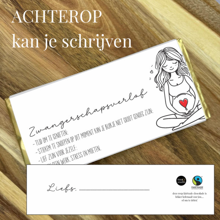 Voorzijde van zwangerschapsverlof chocoladereep 200 gram Fairtrade melkchocolade met close-up van achterkant wikkel waar je een persoonlijke boodschap kunt schrijven, brievenbus cadeau